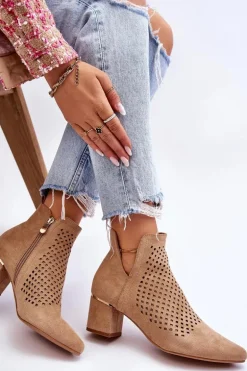 Zamszowe Botki Ażurowe Z Wycięciem Na Obcasie Beżowe Blakely
