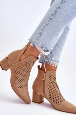 Zamszowe Botki Ażurowe Z Wycięciem Na Obcasie Beżowe Blakely