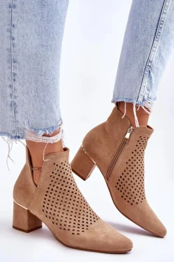 Zamszowe Botki Ażurowe Z Wycięciem Na Obcasie Beżowe Blakely