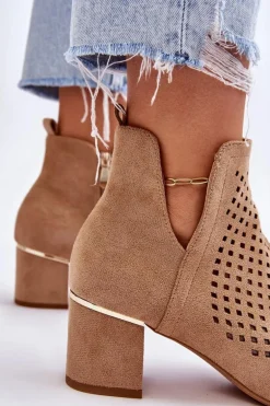 Zamszowe Botki Ażurowe Z Wycięciem Na Obcasie Beżowe Blakely