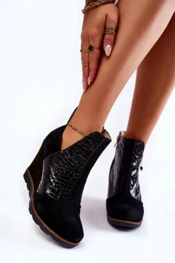 Zamszowe Botki Na Koturnie Krokodyli Wzór Czarne Alda