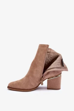 Zamszowe Botki Na Obcasie Z Biżuteryjną Ozdobą Ciemnobeżowe Jadirel