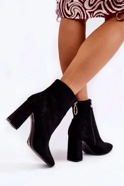 Zamszowe Botki Na Obcasie Z Ozdobnym Zamkiem Czarne Lisette