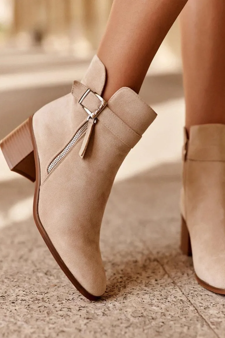 Zamszowe Botki Na Obcasie Z Klamrą Beżowe Bronte