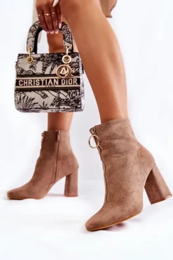 Zamszowe Botki Na Obcasie Z Ozdobnym Zamkiem Beżowe Lisette