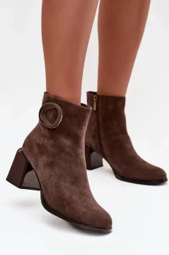 Zamszowe Botki Na Słupku Ocieplane Z Ozdobnym Detalem Artiker 57C0017 Brązowe