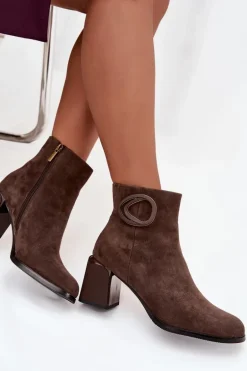 Zamszowe Botki Na Słupku Ocieplane Z Ozdobnym Detalem Artiker 57C0017 Brązowe