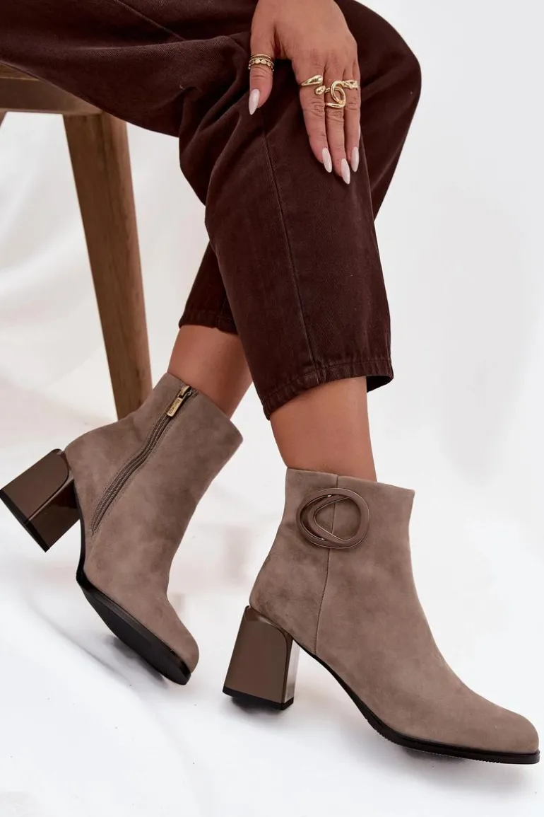 Zamszowe Botki Na Słupku Ocieplane Z Ozdobnym Detalem Artiker 57C0014 Beżowe