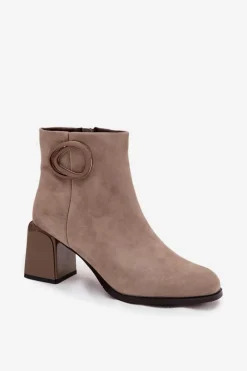 Zamszowe Botki Na Słupku Ocieplane Z Ozdobnym Detalem Artiker 57C0014 Beżowe