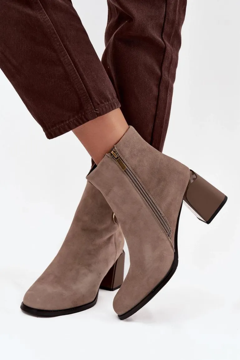 Zamszowe Botki Na Słupku Ocieplane Z Ozdobnym Detalem Artiker 57C0014 Beżowe