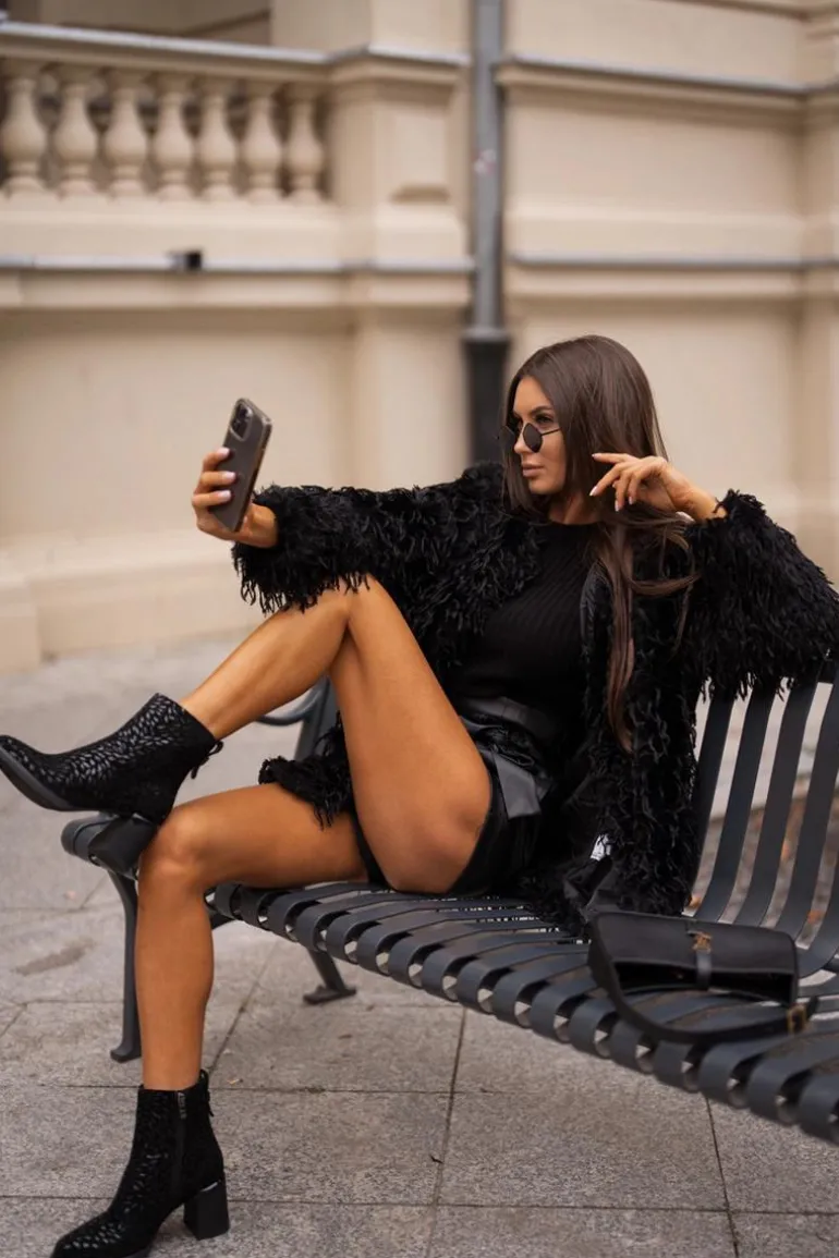 Zamszowe Botki Na Słupku Z Ozdobnym Tłoczeniem D&A CR42-192 Czarne