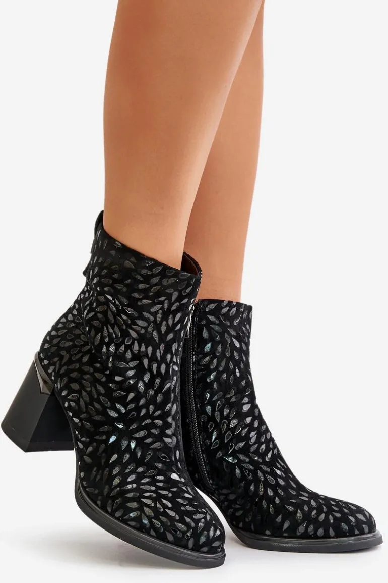 Zamszowe Botki Na Słupku Z Ozdobnym Tłoczeniem D&A CR42-192 Czarne