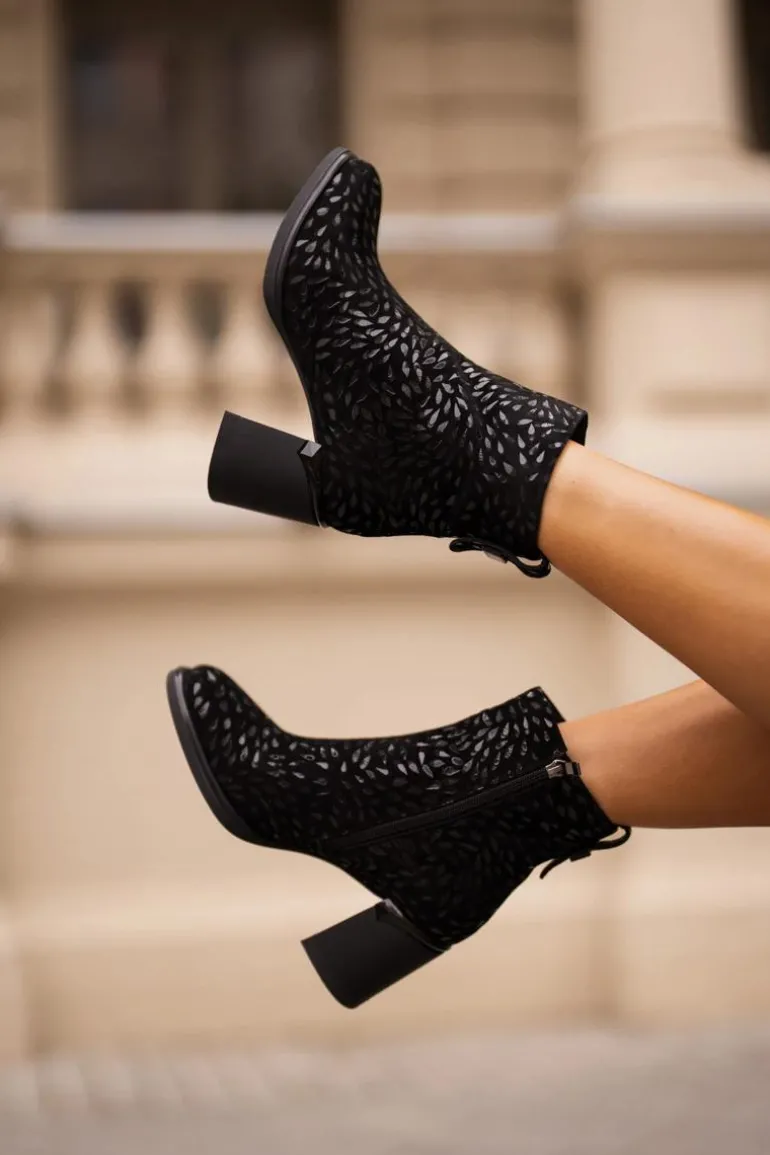 Zamszowe Botki Na Słupku Z Ozdobnym Tłoczeniem D&A CR42-192 Czarne