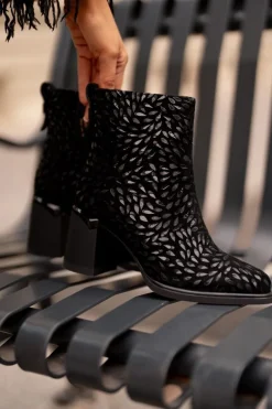 Zamszowe Botki Na Słupku Z Ozdobnym Tłoczeniem D&A CR42-192 Czarne