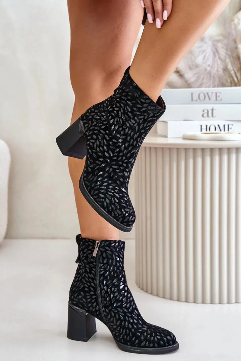 Zamszowe Botki Na Słupku Z Ozdobnym Tłoczeniem D&A CR42-192 Czarne