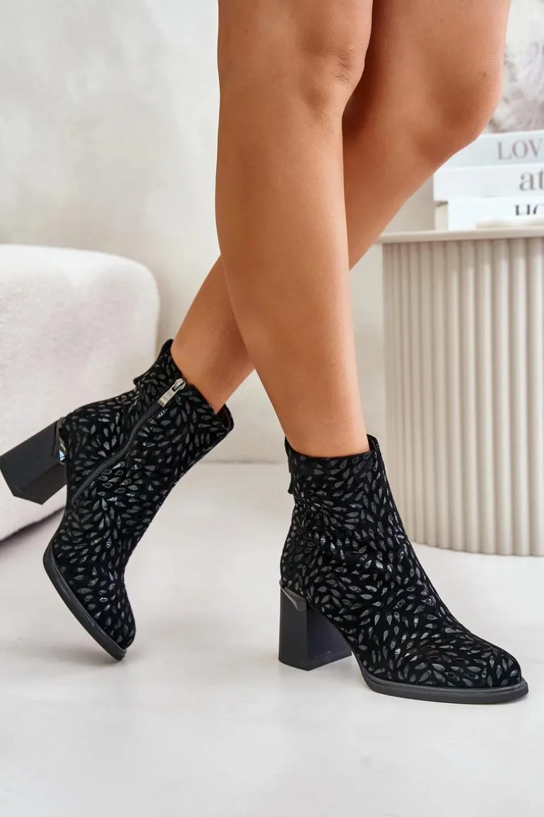 Zamszowe Botki Na Słupku Z Ozdobnym Tłoczeniem D&A CR42-192 Czarne