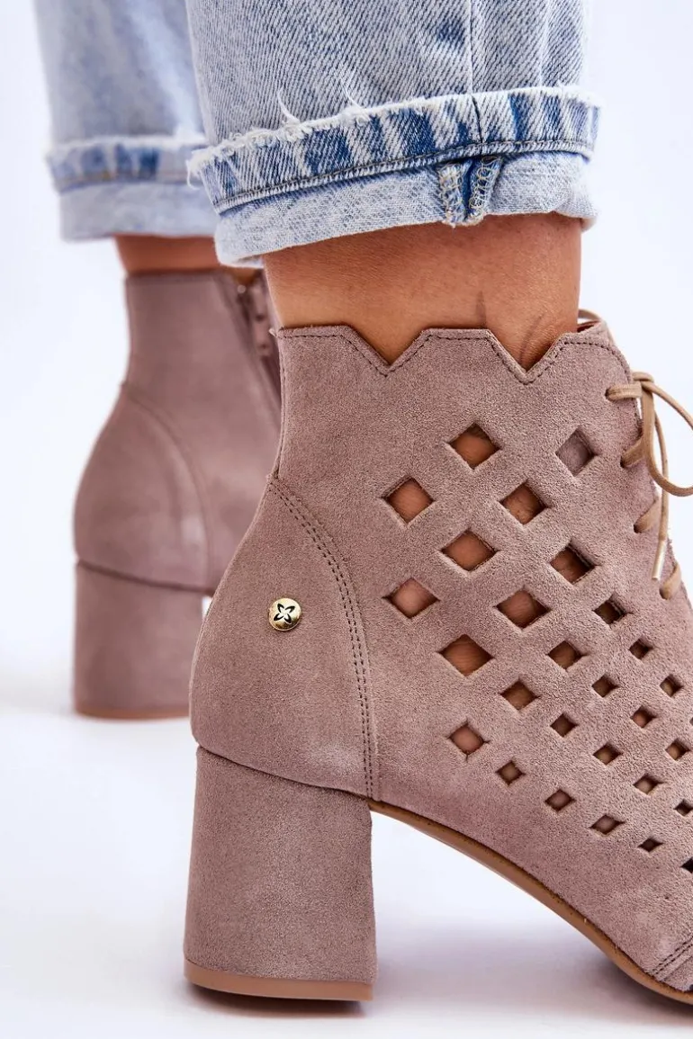 Zamszowe Botki W Ażurowy Wzór Maciejka 05966-10 Ciemnobeżowe