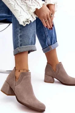 Zamszowe Botki Z Wycięciami Na Obcasie Jasnobeżowe Dalros