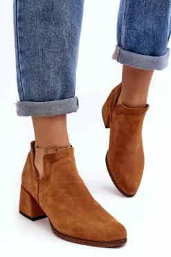 Zamszowe Botki Z Wycięciami Na Obcasie Camel Dalros