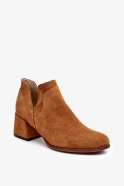 Zamszowe Botki Z Wycięciami Na Obcasie Camel Dalros