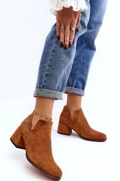 Zamszowe Botki Z Wycięciami Na Obcasie Camel Dalros