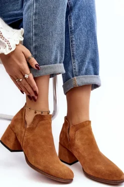 Zamszowe Botki Z Wycięciami Na Obcasie Camel Dalros