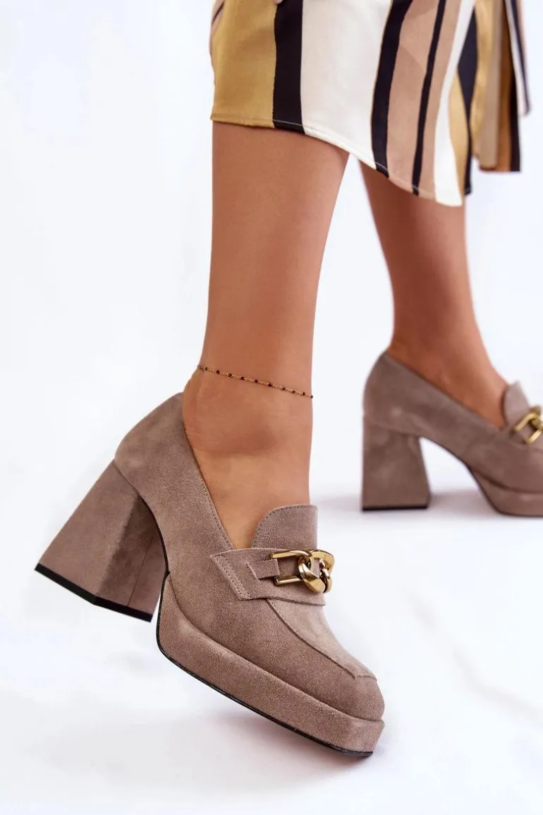 Zamszowe Czółenka Z Ozdobnym Łańcuchem Laura Messi 2444 Jasnobrązowe