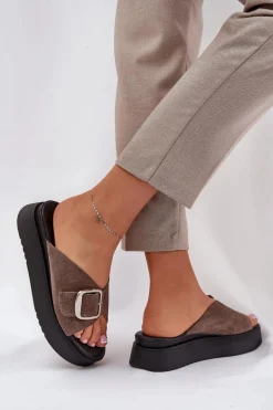 Zamszowe Klapki Damskie Z Klamrą Na Platformie Zazoo 3019 Brązowe