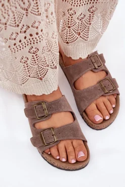 Zamszowe Klapki Na Korkowej Podeszwie Z Klamrami Ciemnobeżowe Tavira