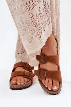 Zamszowe Klapki Na Korkowej Podeszwie Z Klamrami Camel Tavira