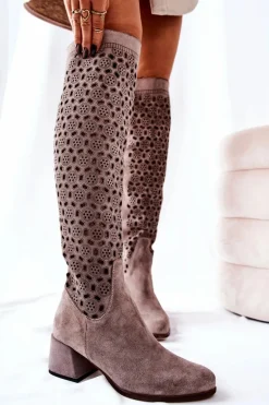 Zamszowe Kozaki Z Ażurowym Wzorem Jasnobrązowe Hekilea