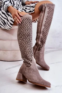 Zamszowe Kozaki Z Ażurowym Wzorem Ciemnobeżowe Hekilea