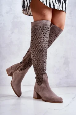 Zamszowe Kozaki Z Ażurowym Wzorem Ciemnobeżowe Hekilea