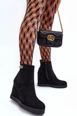 Zamszowe Ocieplane Botki Na Koturnie Z Ozdobą Czarne Vere