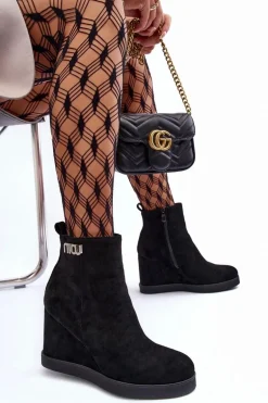 Zamszowe Ocieplane Botki Na Koturnie Z Ozdobą Czarne Vere