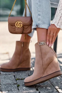 Zamszowe Ocieplane Botki Na Koturnie Z Ozdobą Beżowe Vere