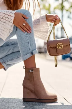 Zamszowe Ocieplane Botki Na Koturnie Z Ozdobą Beżowe Vere