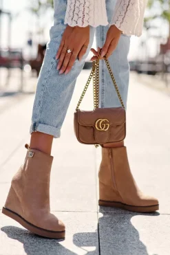 Zamszowe Ocieplane Botki Na Koturnie Z Ozdobą Beżowe Vere