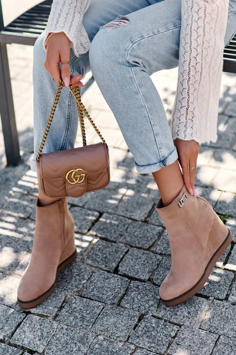 Zamszowe Ocieplane Botki Na Koturnie Z Ozdobą Beżowe Vere