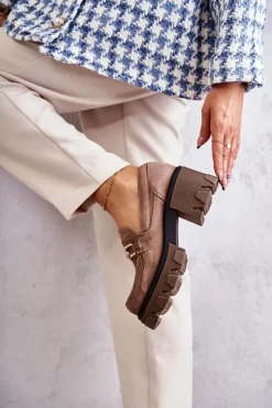 Zamszowe Półbuty Na Obcasie Ze Złotą Ozdobą Brązowe Lemar Lurdes