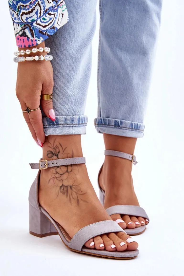 Zamszowe Sandały Na Niskim Obcasie Szare Quincy