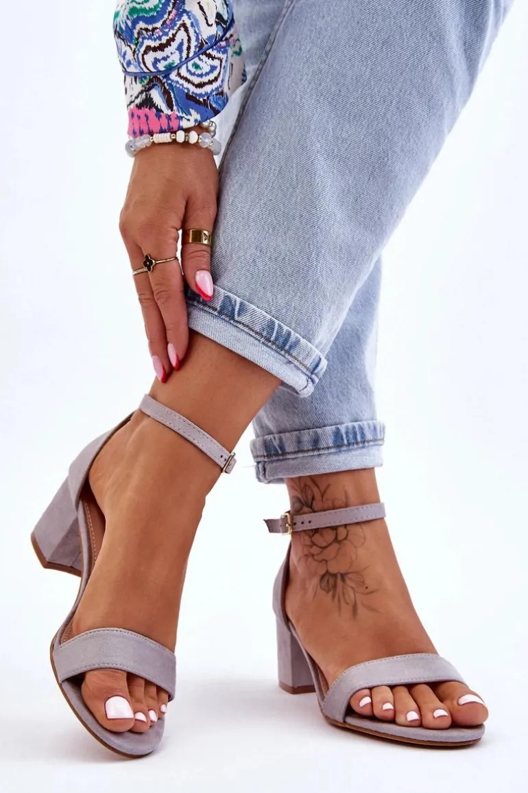 Zamszowe Sandały Na Niskim Obcasie Szare Quincy