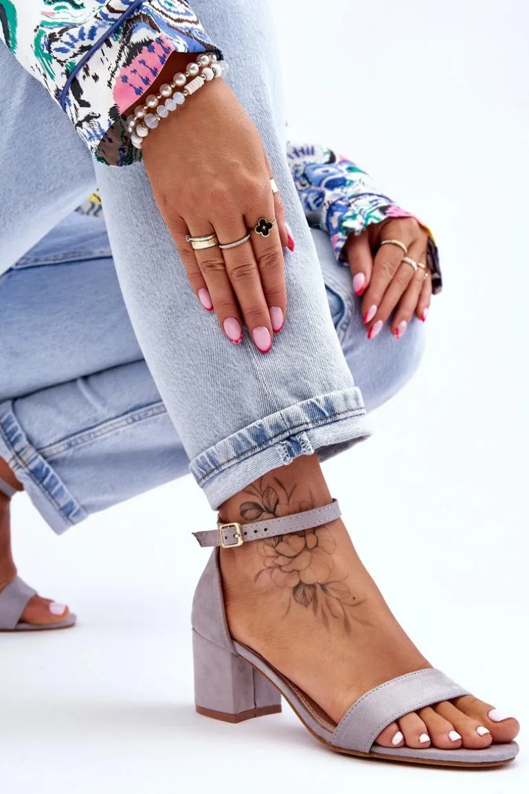 Zamszowe Sandały Na Niskim Obcasie Szare Quincy