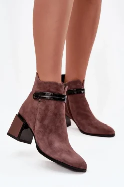 Zamszowe Skórzane Botki Damskie Na Słupku Z Ozdobnym Paskiem Ocieplane D&A CR52-650 Brązowe