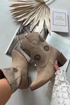 Zamszowe Skórzane Botki Damskie Ażurowe Na Obcasie Zazoo 3844 Beżowe