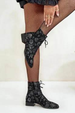 Zamszowe Wzorzyste Botki Na Płaskim Obcasie Maciejka 06391-01 Czarne