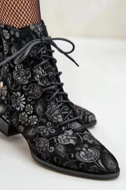 Zamszowe Wzorzyste Botki Na Płaskim Obcasie Maciejka 06391-01 Czarne