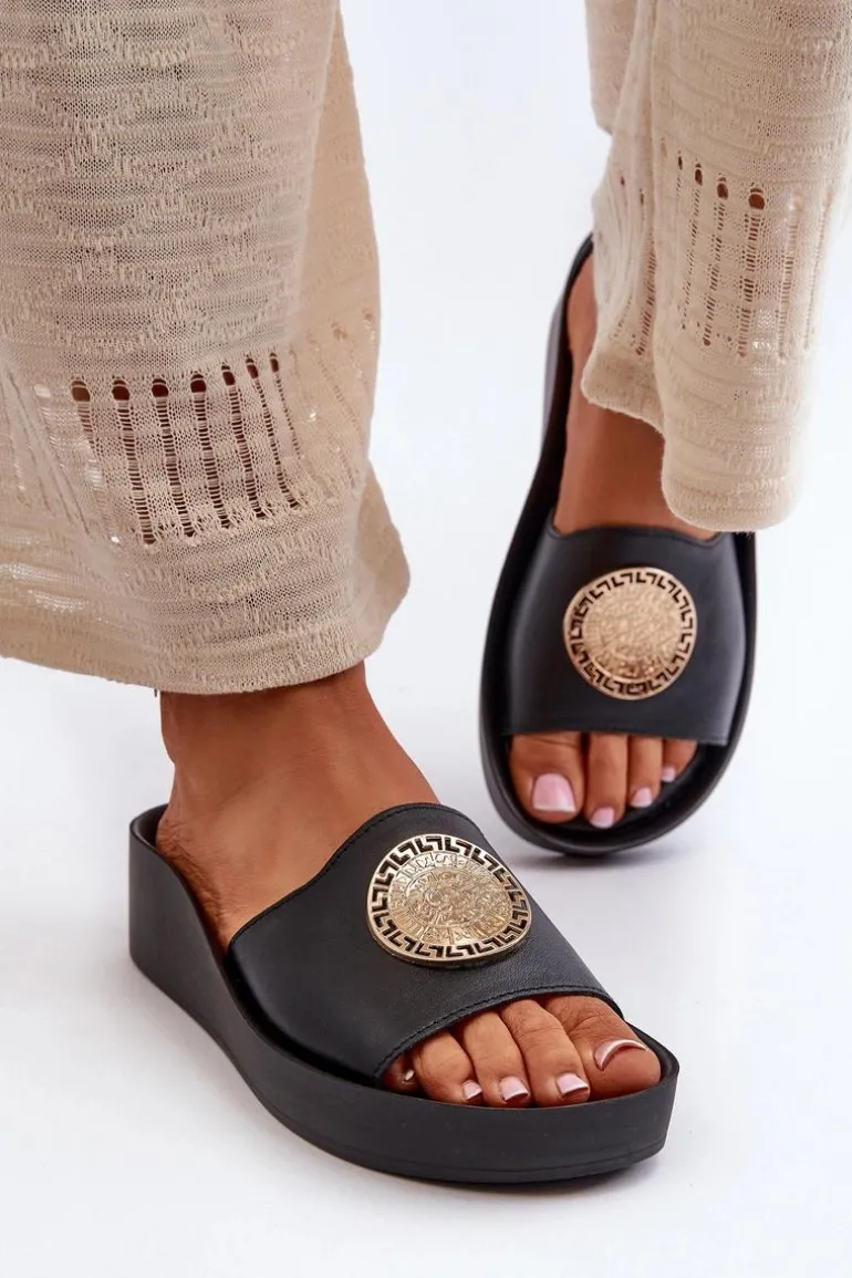 Zazoo 2920 Skórzane Klapki Damskie Na Koturnie Ze Złotym Detalem Czarne