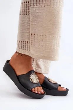 Zazoo 2920 Skórzane Klapki Damskie Na Koturnie Ze Złotym Detalem Czarne