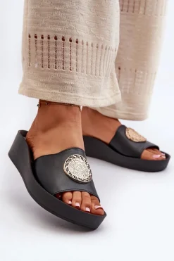 Zazoo 2920 Skórzane Klapki Damskie Na Koturnie Ze Złotym Detalem Czarne